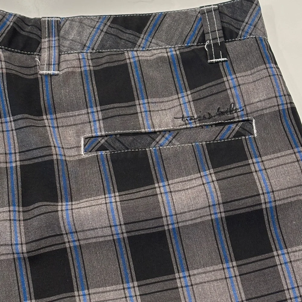 Travis Matthews men’s size 34 Plaid Black and Gray Shorts.excellent condition.